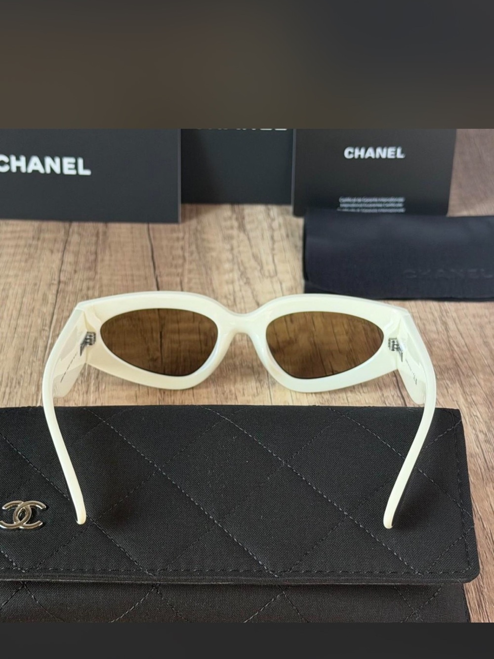 CHANEL Black & White Oval Cat-Eye Sunglasses with CC Emblem - Picture 3 of 3